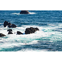 岩に波が打ち寄せる海の写真(1)