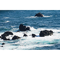 岩に波が打ち寄せる海の写真(2)
