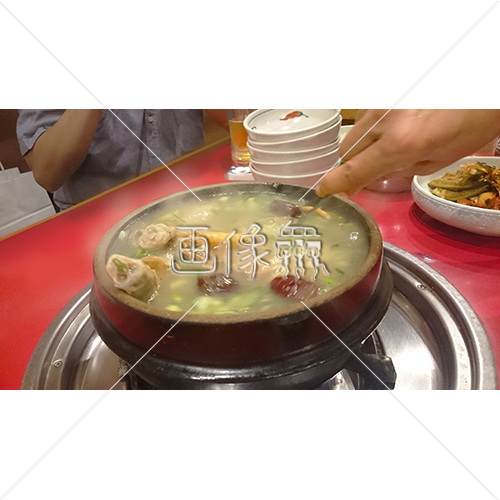 参鶏湯 サムゲタン 韓国料理 トゥッペギを混ぜている写真素材 画像衆 デザインを簡単レベルアップ 写真 模様 イラストのダウンロードサイト