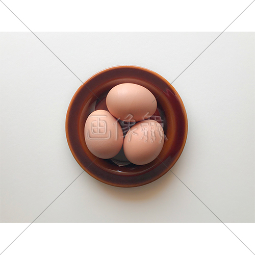 皿に載った茶色の卵の写真素材 1 画像衆 デザインを簡単レベルアップ 写真 模様 イラストのダウンロードサイト